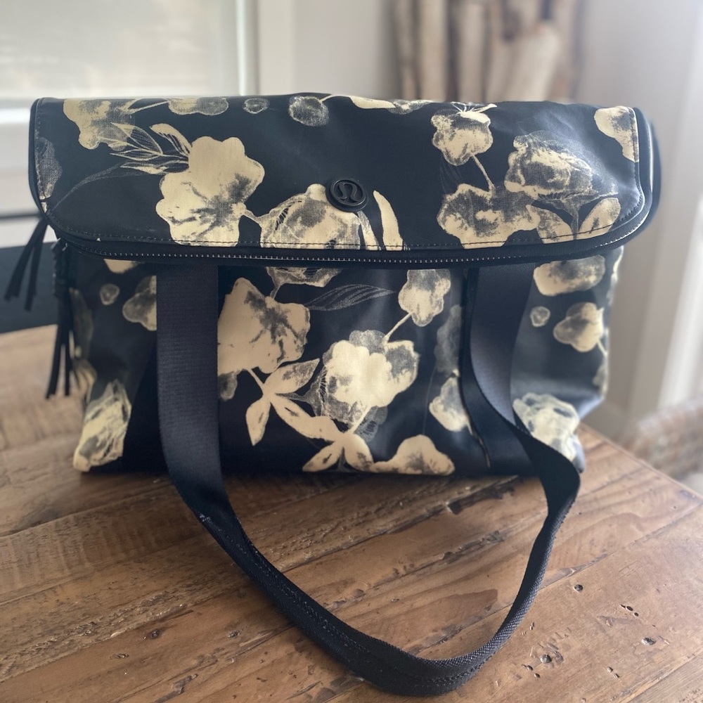 Lululemon RARE My Omies bag